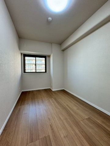 寝屋川東ファミリータウン北一番館の洋室|約4.5帖の洋室はワークスペースや趣味部屋としてもおすすめです。