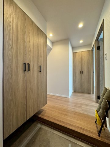 寝屋川東ファミリータウン北一番館の玄関|玄関入って左手にシューズボックスございます。大容量のシューズボックスで靴の多いお洒落さんにも安心です。