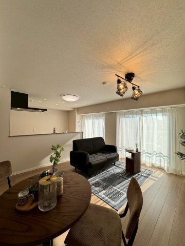 寝屋川東ファミリータウン北一番館の居間・リビング|約13.9帖のリビングは広すぎず狭すぎずちょうどいい広さです。