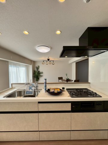 寝屋川東ファミリータウン北一番館のキッチン|カウンターキッチンになっており、ご家族の会話も弾みます。
お料理しながらリビングの様子を伺えます。