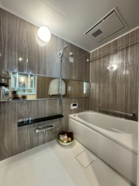 寝屋川東ファミリータウン北一番館の浴室|足を伸ばしてゆったりくつろげる広さのある浴室です。