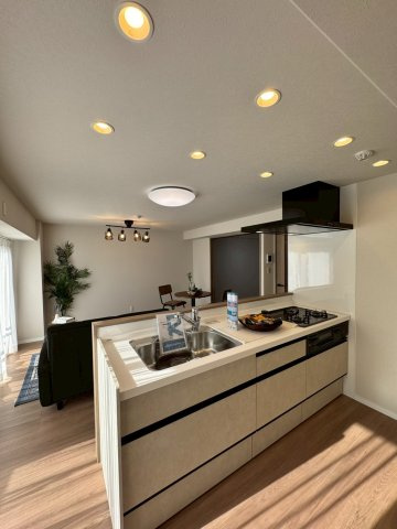 寝屋川東ファミリータウン北一番館のキッチン|家具や家電も設置しやすいリビングです。