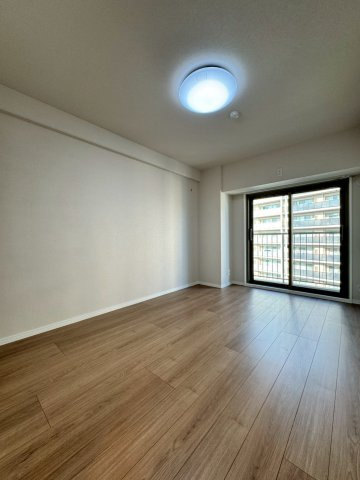 寝屋川東ファミリータウン北一番館の洋室|約6.3帖の洋室です。
両面バルコニーになっていて、洗濯物もスムーズです。