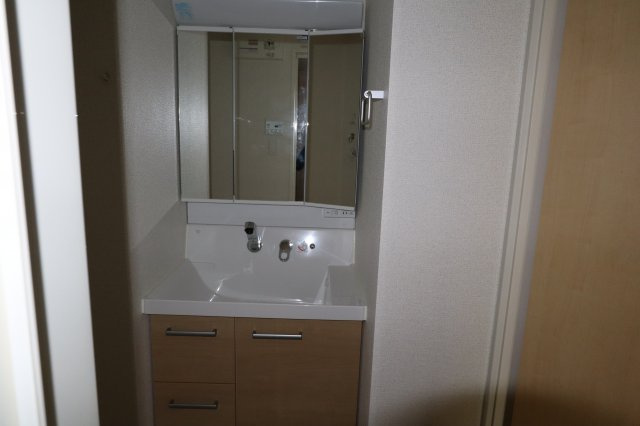 グラース・ベル・ウッドの洗面所|明るい洗面所です