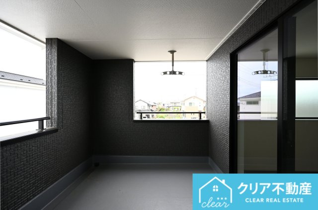 【バルコニー】 | 第３富士見町時沢１号棟 | 屋根付きワイドバルコニーなので、急な雨の時も安心♪竿受けも設置済み！
