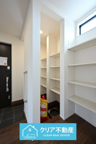 【玄関】 | 第３富士見町時沢１号棟 | 大型のシューズボックスがあるので、家族全員の靴をしっかり収納！玄関スッキリ！