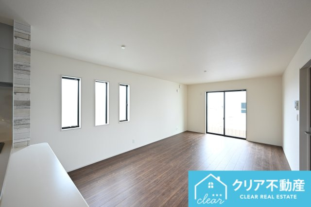 【居間・リビング】 | 第３富士見町時沢１号棟 | 大型ＴＶも余裕で置けちゃう！ワイドなリビングで家族団らんの時間も増えそうですね♪