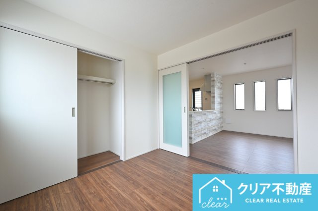 【洋室】 | 第３富士見町時沢１号棟 | 続き間の洋室は扉を開け放つとリビングの延長として広々使えます！