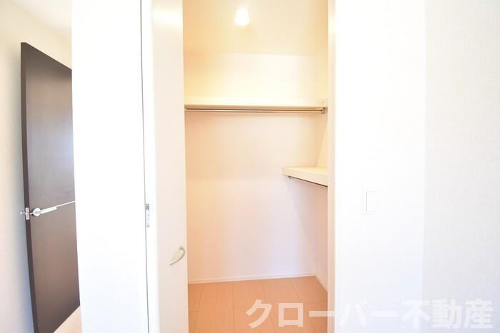 ハピネス A棟の収納|洋室６．７帖ウォークインクローゼット