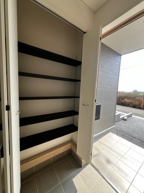 小郡市二森第1　1号棟の前面道路含む現地写真