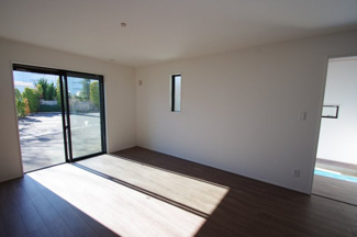 【居間・リビング】 | 【仲介手数料無料！！】府中市四谷6丁目　新築戸建て（全2棟）2号棟　4490万円