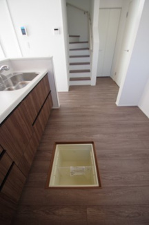 【キッチン】 | 【仲介手数料無料！！】府中市四谷6丁目　新築戸建て（全2棟）2号棟　4490万円 | 床下収納