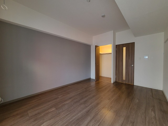 アークリュイールの洋室|★居室側面に落ち着いた色合いのアクセントクロスを仕様しています★