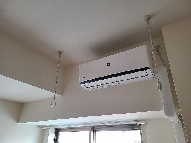 アークリュイールの設備|★室内用物干しフック＆エアコン１基を設置★