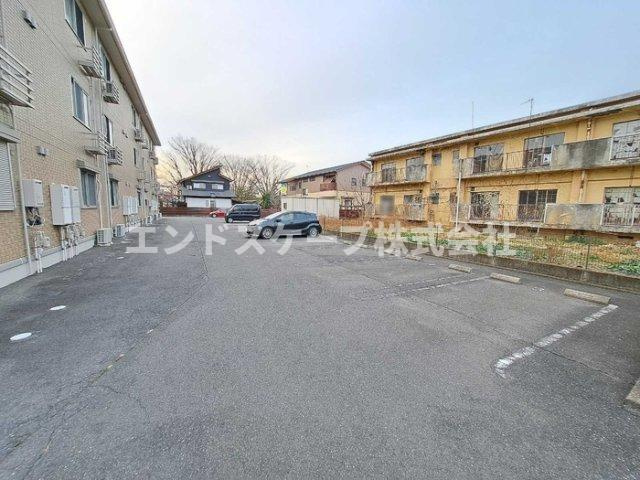 ルミエールの駐車場|高崎、前橋のお部屋探しはエンドスケープまで！お客様の理想お聞かせ下さい♪