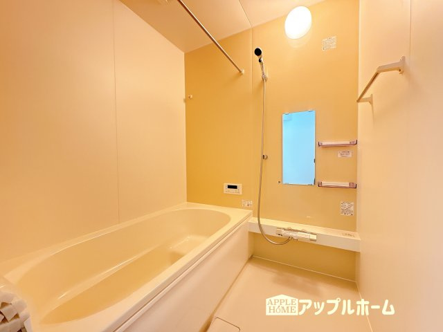 【新築戸建】KIS坂戸市千代田 7期 全1棟の浴室|ゆったり寛げる1坪タイプのシステムバス。足を伸ばしてゆっくりとくつろげます。お子様と一緒に入ってもゆとりがありますね♪便利な浴室乾燥機付き！