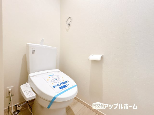 【新築戸建】KIS坂戸市千代田 7期 全1棟のトイレ|白を基調とした清潔感のある明るい空間。温水洗浄便座付きで、毎日快適・清潔に使用できます。操作しやすい壁面リモコンを採用しています。