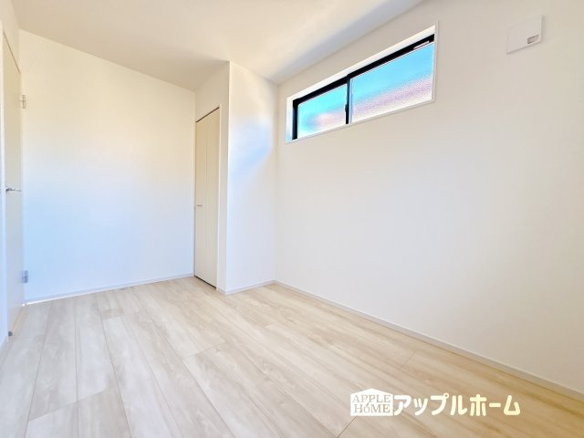 【新築戸建】KIS坂戸市千代田 7期 全1棟の洋室|２階居室は全室収納あり！たっぷりある収納活用でお部屋もキレイを保てます♪