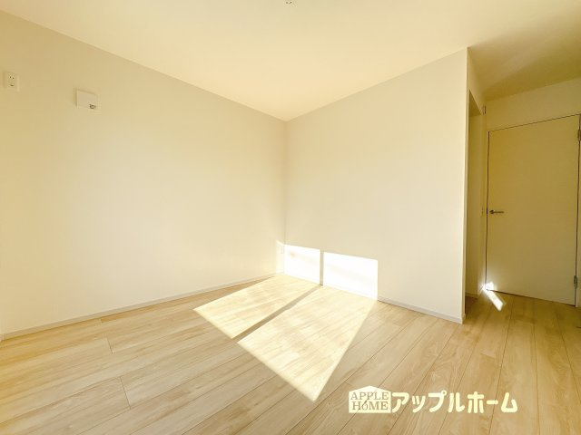 【新築戸建】KIS坂戸市千代田 7期 全1棟の洋室|２階居室は全室収納あり！たっぷりある収納活用でお部屋もキレイを保てます♪