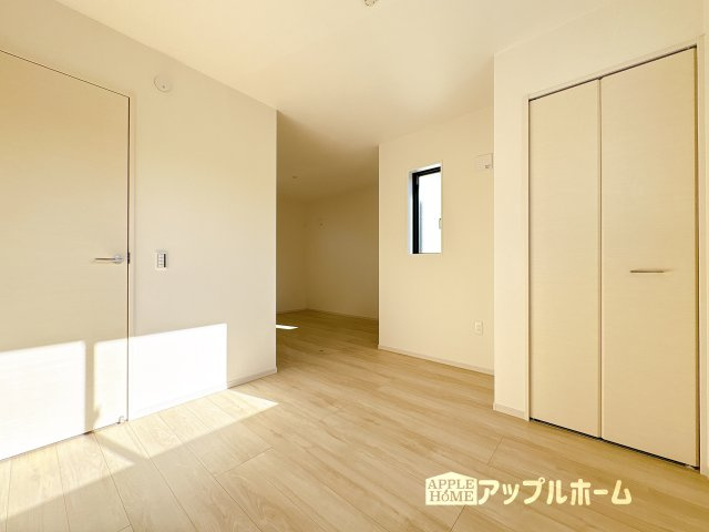 【新築戸建】KIS坂戸市千代田 7期 全1棟の洋室|２階居室は全室収納あり！たっぷりある収納活用でお部屋もキレイを保てます♪