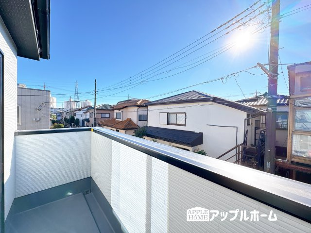 【新築戸建】KIS坂戸市千代田 7期 全1棟のバルコニー|家族分の洗濯物もしっかり干せます。日当たりも良く、毎日のお洗濯が楽しくなりそう♪お布団は手軽に干せていつもポカポカに☆