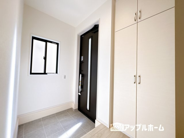 【新築戸建】KIS坂戸市千代田 7期 全1棟の玄関|住まう人も来客も入った時にワクワクさせてくれるオシャレな玄関♪収納もたっぷりあるので、靴がたくさんあっても安心！