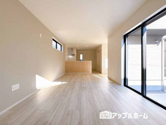 【新築戸建】KIS坂戸市千代田 7期 全1棟の居間・リビング|広々リビング×対面キッチンで家族の会話も弾みます♪家族団らんの秘訣は間取りにあり☆夢のマイホームを一緒に叶えましょう！
