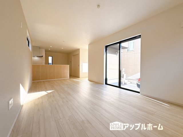 【新築戸建】KIS坂戸市千代田 7期 全1棟の居間・リビング|窓から差し込む光で家族を温かく包み込みます。明るいリビングで子育てする喜びを☆いつでも見学可能です！