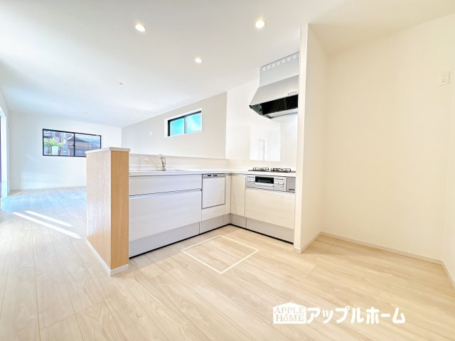 【新築戸建】KIS坂戸市千代田 7期 全1棟のキッチン|キッチンから部屋中が見守れるので、小さなお子様がいるご家庭でも安心です。シンプル×ナチュラルな温かい空間は、どんなスタイルの家具も合わせやすいお部屋です。