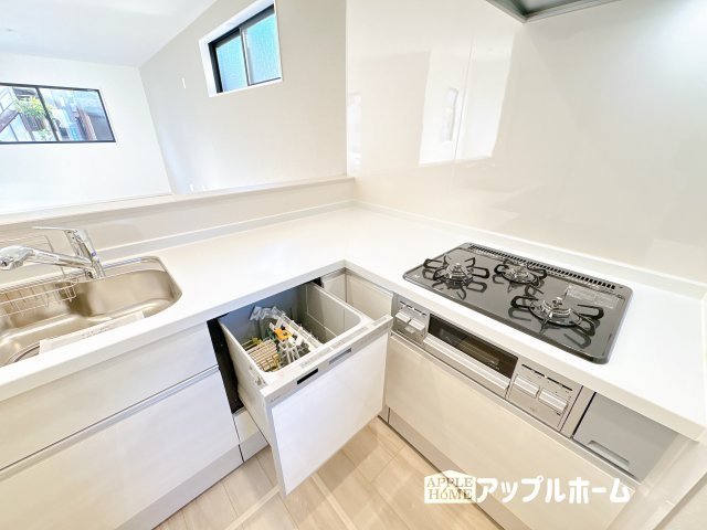 【新築戸建】KIS坂戸市千代田 7期 全1棟のキッチン|キッチンの収納も充実☆食洗器完備で家事も楽々♪生活の質が向上すること間違いなしの充実設備です。