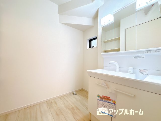 【新築戸建】KIS坂戸市千代田 7期 全1棟の独立洗面台|ゆとりの洗面スペースで朝の身支度も快適スムーズに。３面鏡で髪のセットやお化粧もストレスなくこなせ、朝から気分良く通勤通学に向かえそうですね！鏡の裏にはたっぷりと収納スペースを標準装備