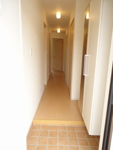 ジュネストヨハシ　Ⅱ番館の玄関