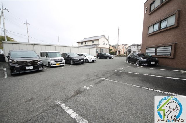 プラザハイツ二ツ屋F棟の駐車場