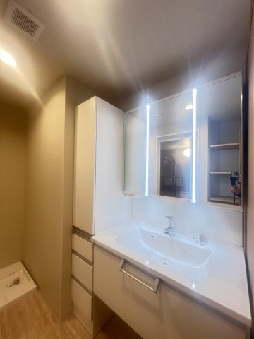 ピアッツァコート八木駅前の洗面所|ライトが綺麗な洗面化粧台