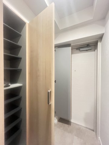 ピアッツァコート八木駅前の玄関|収納もある玄関です