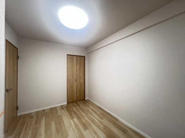 ピアッツァコート八木駅前の洋室|明るい洋室5.5帖です　クローゼット付き