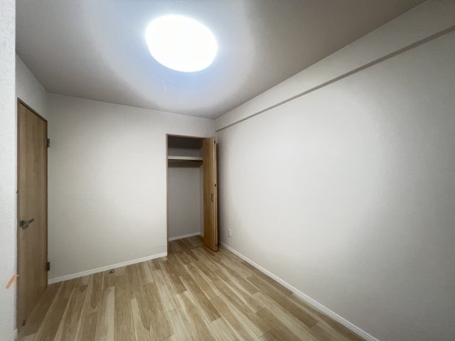 ピアッツァコート八木駅前の洋室|明るい洋室5.5帖です　クローゼット付き