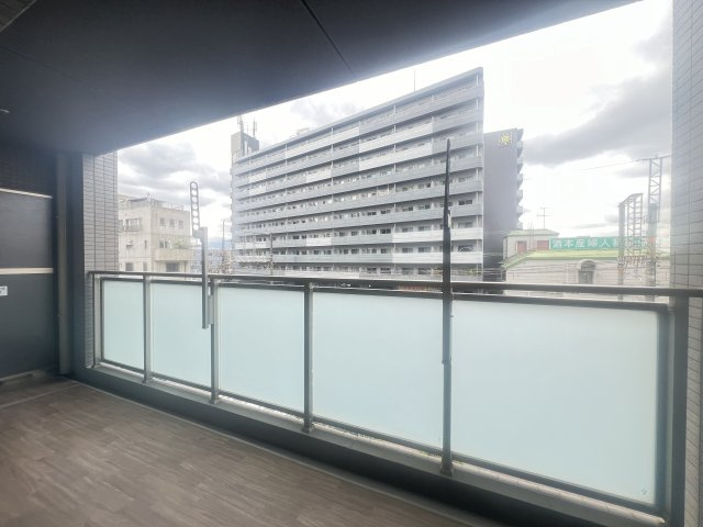 ピアッツァコート八木駅前のバルコニー|外からの目が気にならないバルコニーで洗濯物が干せます