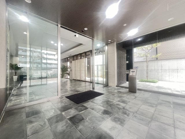 ピアッツァコート八木駅前のエントランス