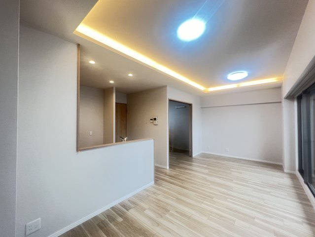 ピアッツァコート八木駅前の居間・リビング|照明がオシャレなLDKです