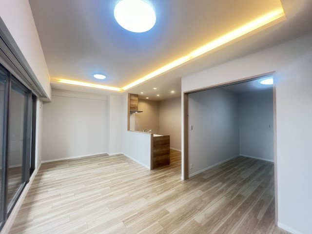 ピアッツァコート八木駅前の居間・リビング|こちらのリビングで趣味の時間をお楽しみください