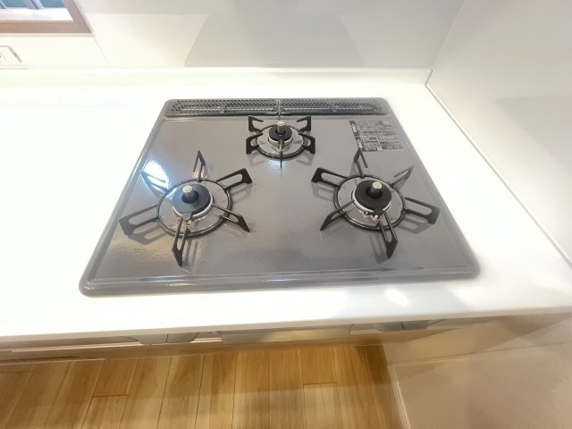 ピアッツァコート八木駅前のキッチン|3口ガスコンロ