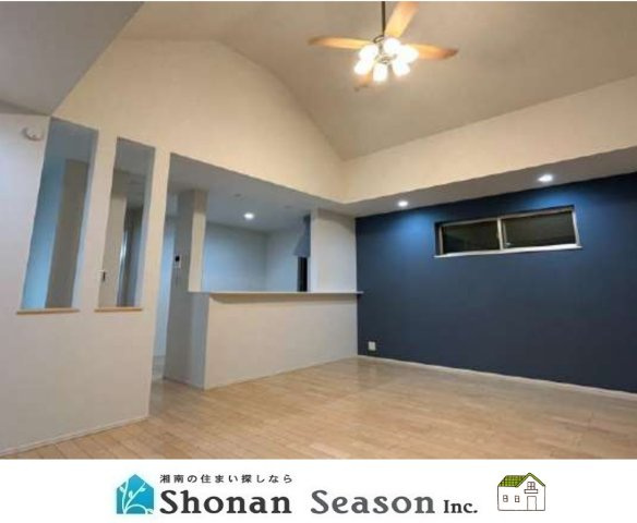 【内装】 | リビングは折上天井のため、開放感のある空間になっております♪　　　
内装リフォーム済みにつき、内覧可能です◎