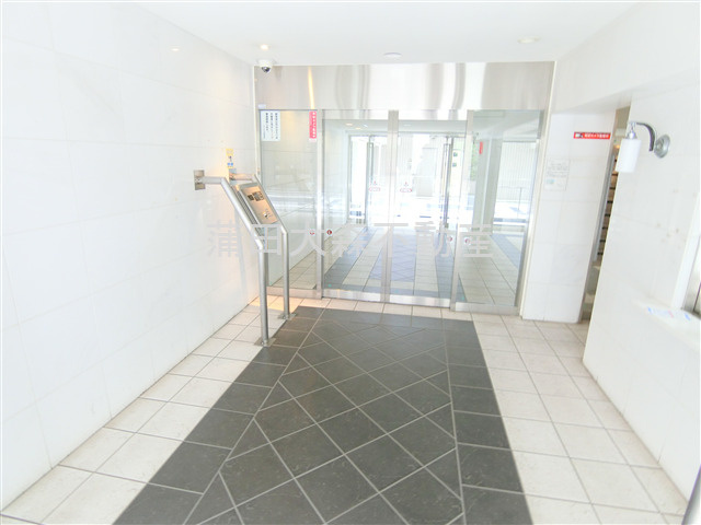 レグラス久が原のエントランス|防犯カメラTVモニター付オートロック宅配BOXメールBOX管理人室　エントランス