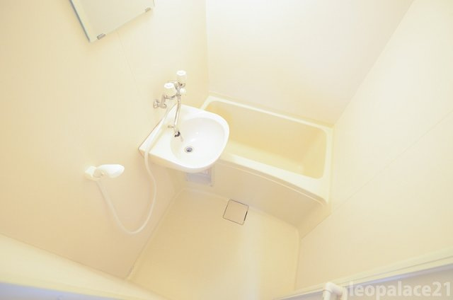 レオパレスサンリッチつくばⅠの浴室