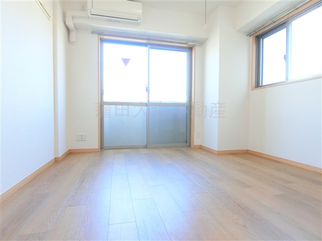 ビラフォレスト武蔵新田の居間・リビング|2面採光の洋室　