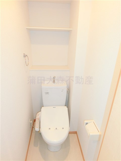 ビラフォレスト武蔵新田のトイレ|棚と温水洗浄便座付きのトイレ