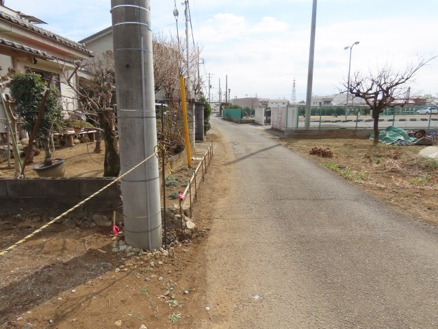 坂戸市石井売地の前面道路含む現地写真