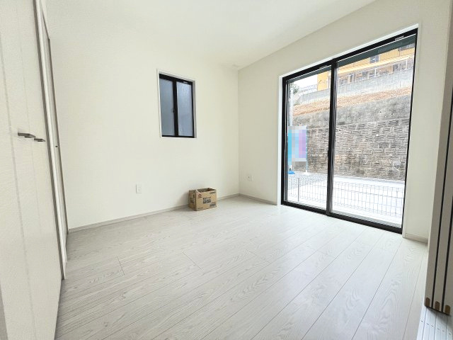 【洋室】 | 福岡市城南区堤1丁目2期　1号棟（全2棟）【仲介手数料無料・0円】 | 現地写真。1階洋室です。