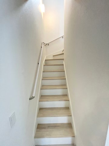 【内装】 | 福岡市城南区堤1丁目2期　1号棟（全2棟）【仲介手数料無料・0円】 | 現地写真。2階へ上がる階段です。手摺もついて安全ですね。